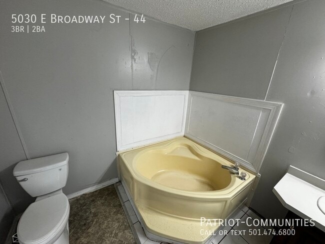 Building Photo - 5030 E Broadway St