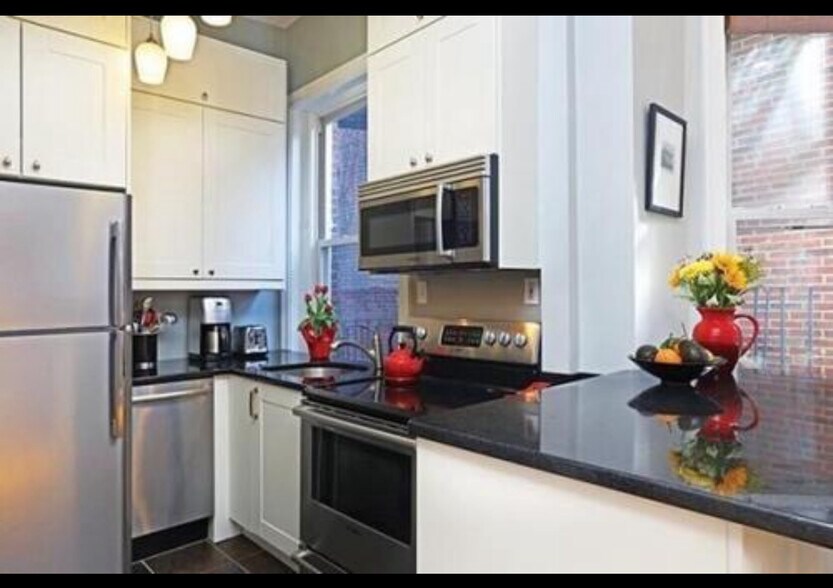 Building Photo - 127 Pinckney St