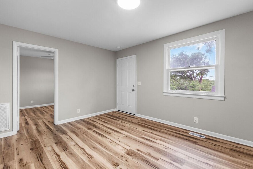 Building Photo - 895 W Sharpe Ave