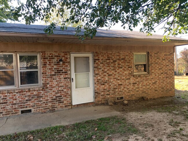 Building Photo - 705 Black Oak