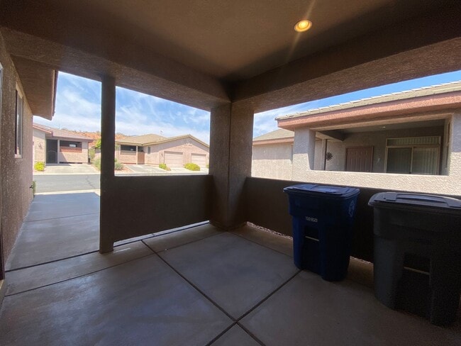 Building Photo - REMODELED TOWNHOME AVAILABLE FOR RENT