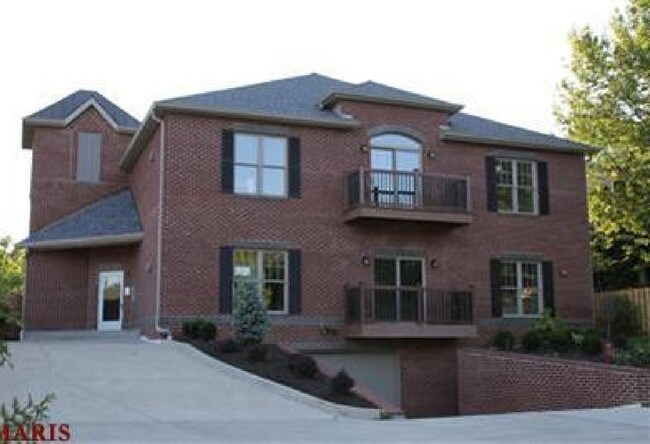 Primary Photo - 611 N Geyer Rd