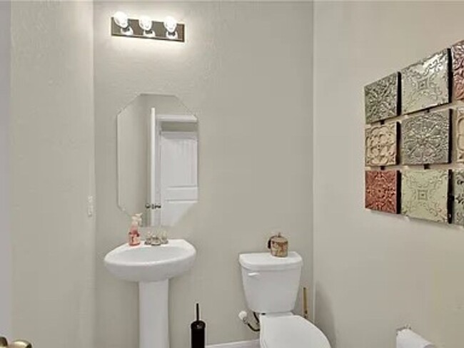 Building Photo - Beautiful Home