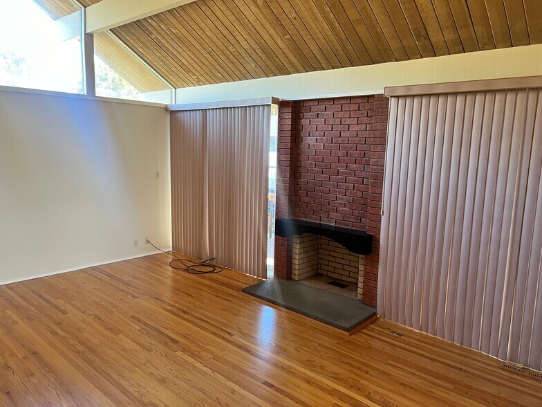 Building Photo - 880 Larkspur Dr