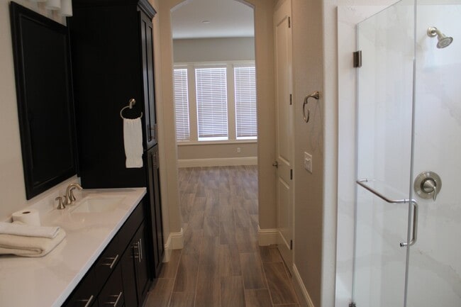 Building Photo - Newer 2 Bed/2 Bath with Office in 55+ Gate...