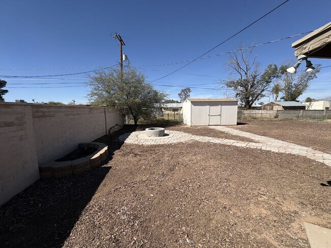 Building Photo - Central Tucson, close to University of Arizona and more!!!