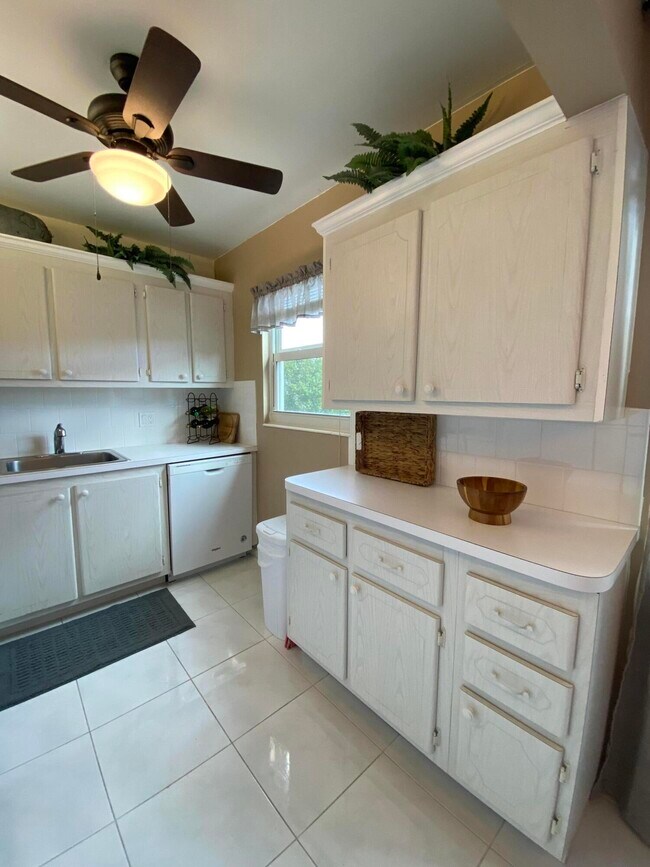 Building Photo - 72 Newport D