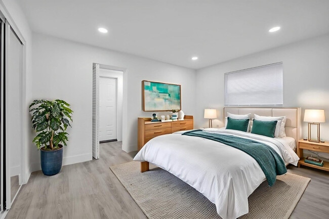 Building Photo - 1015 NE 17th Ave