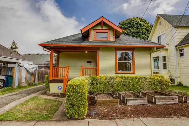 Updated and Fresh 3 Bedroom 2 Bath in Des... - Updated and Fresh 3  Bedroom 2 Bath in Des...