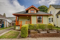 Building Photo - Updated and Fresh 3  Bedroom 2 Bath in Des...