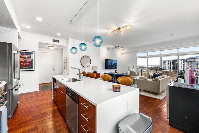 Building Photo - 2 Bed, 2 Bath in Jefferson Park!