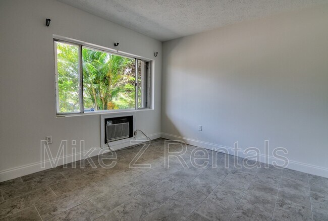 Building Photo - 10632 Woods Cir