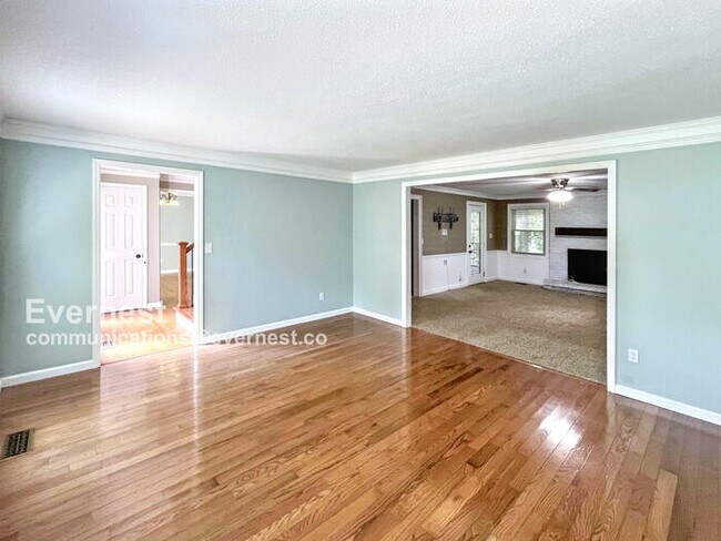 Building Photo - Beautiful 4 Bed & 2.5 Bath Home in Hixson ...