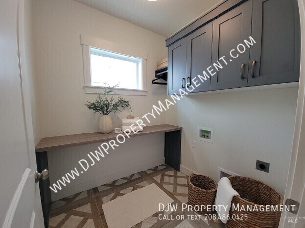 Building Photo - 4658 S Hennessy Ave