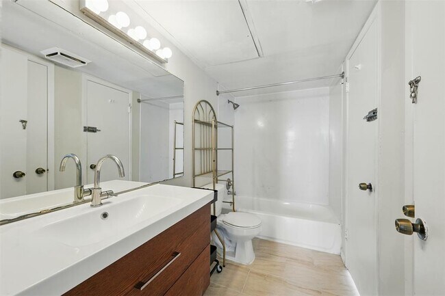 Building Photo - 2626 Holly Hall St
