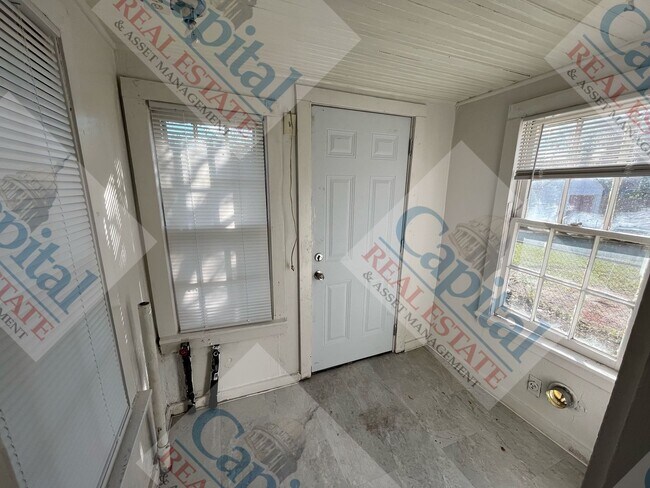 Building Photo - Charming 3 Bedroom