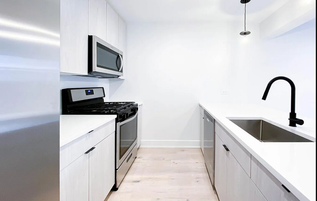 Building Photo - 1334 W Bryn Mawr Ave