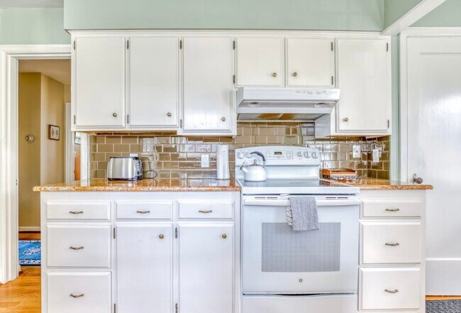 Building Photo - 6309 NE Broadway