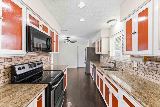 Building Photo - 3415 Honey Creek Dr