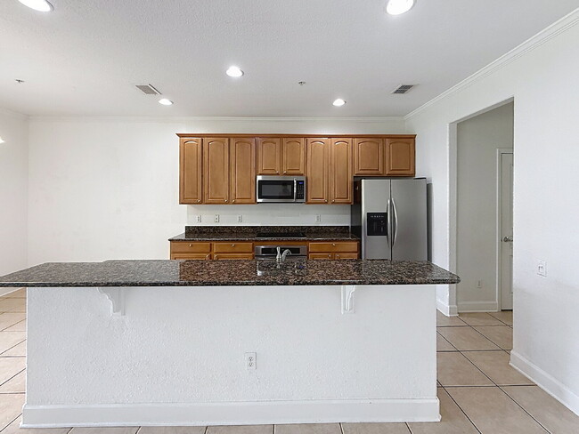 Building Photo - Beautiful 3 Beds and 2.5 Baths townhome with 2 car garage in Stonebridge Commons!