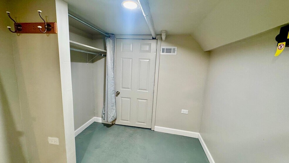 Building Photo - 1254 N Bosworth Ave