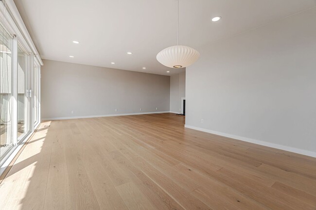 Building Photo - Stunning Three Bedroom Home in Westwood Hi...
