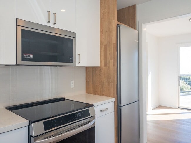 Building Photo - Stunning, Newly Remodeled, Top Floor Flat, Huge Private Deck,  Bay Views, Laundry! Parking! PROGR...