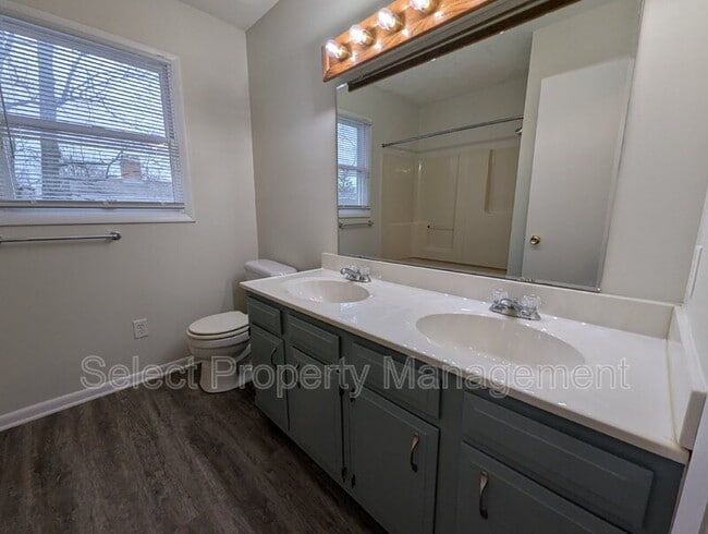 Building Photo - 924 E Washington Center Rd