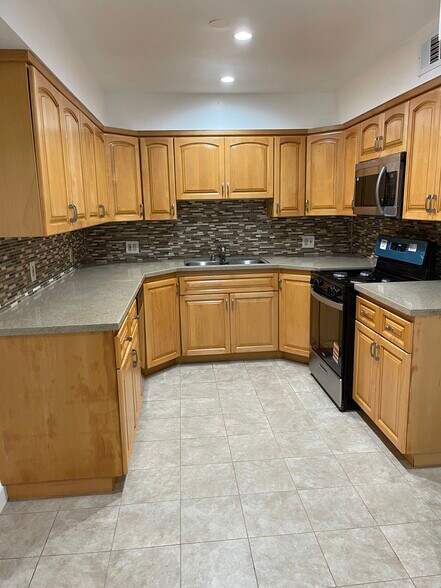 Building Photo - 12244 Magnolia Blvd