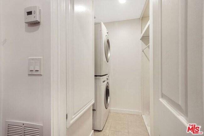 Building Photo - Stunning Playa del Rey Condo Awaits You!