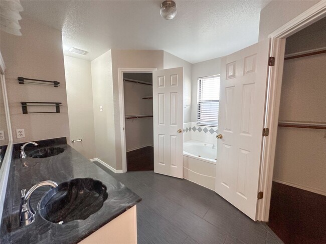 Building Photo - 2701 Littlepine Dr