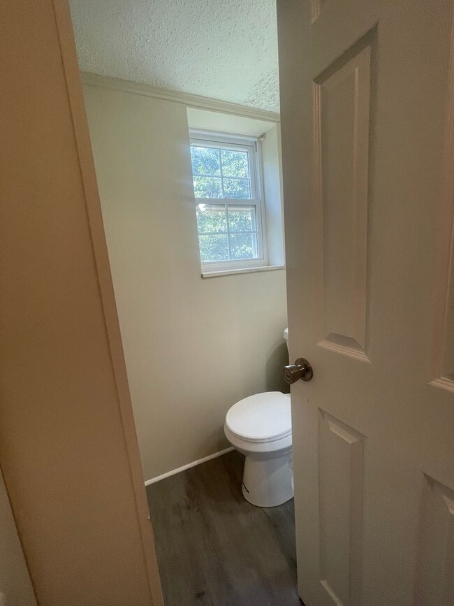 Building Photo - Great Location to Local Amenities