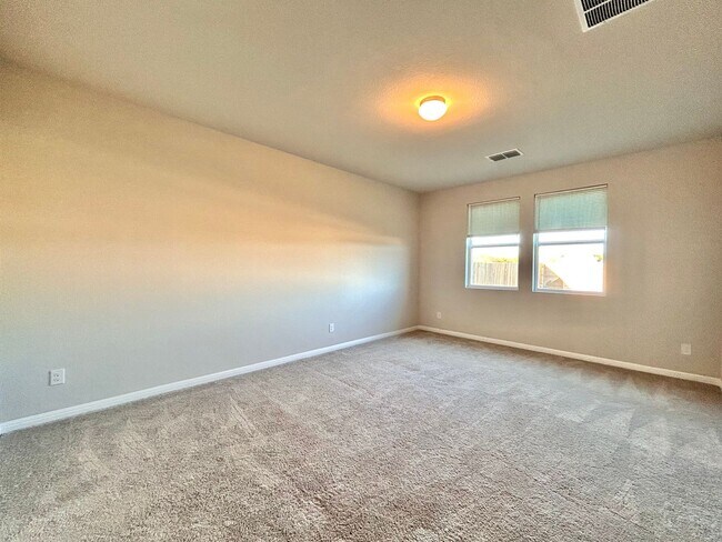 Building Photo - Stunning 4-Bed + Office Home in Lagos Community!