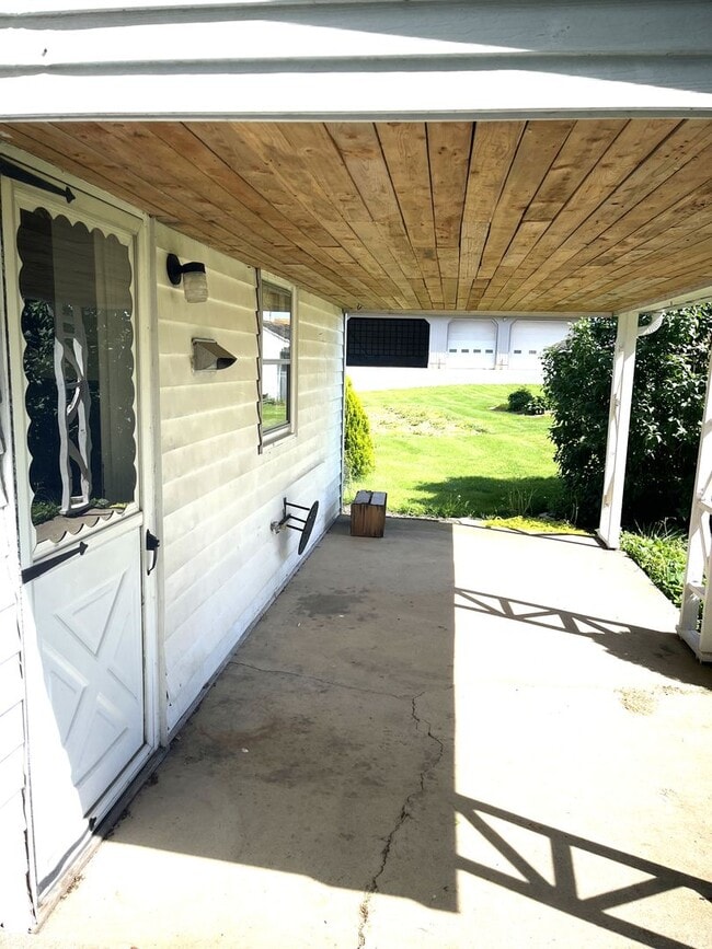 Building Photo - Spacious 3-Bedroom Farmhouse for Rent – Pe...