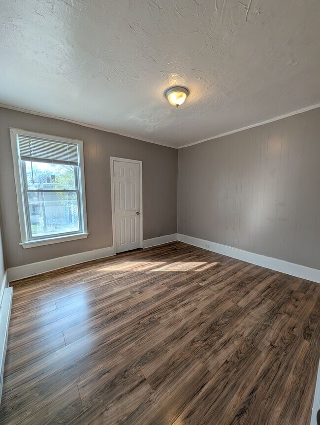 Building Photo - 630 Main St