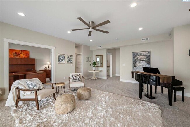 Building Photo - Stunning 5 Bedroom 4 Bath w/Daylight Basement West Richland!!!