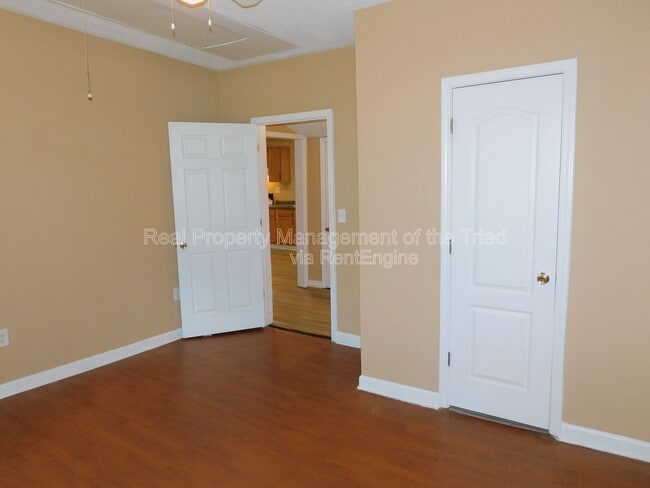 Building Photo - 164 Riverside Dr