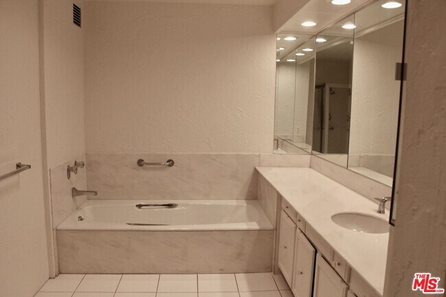 Building Photo - 10790 Wilshire Blvd