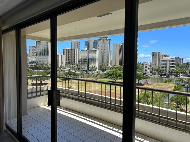 Building Photo - 2333 Kapiolani Blvd