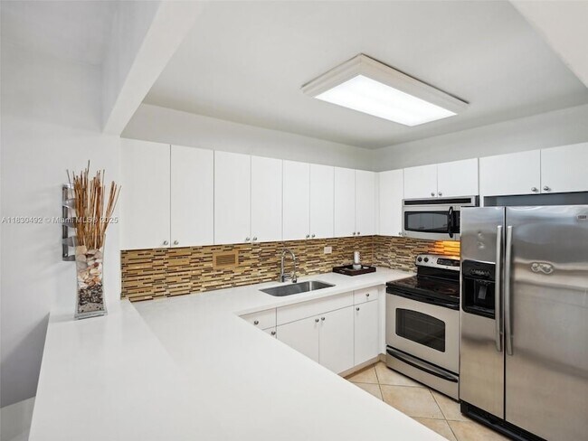 Building Photo - 2301 Collins Ave