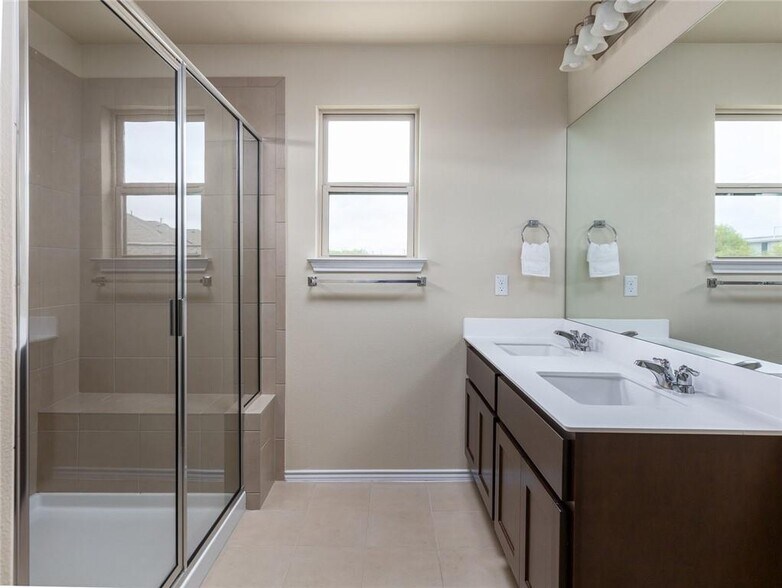 Walk in shower and double vanity - 1014 Chad Loop