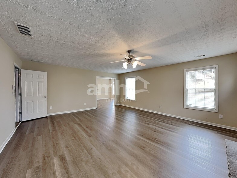 Building Photo - 1302 River Club Dr NE