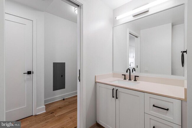 Building Photo - 1211 Van St SE