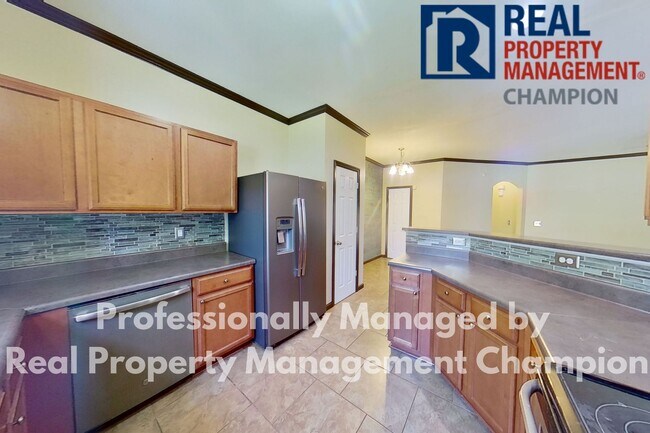 Building Photo - Beautiful Two Story Townhome with Lots of Storage!!