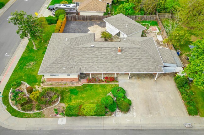 Building Photo - 1020 Seamas Ave