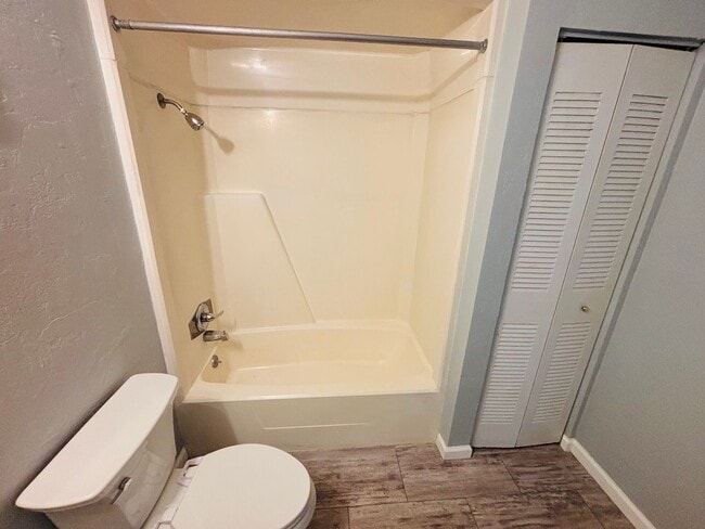 Building Photo - 1/1 Clean apartment