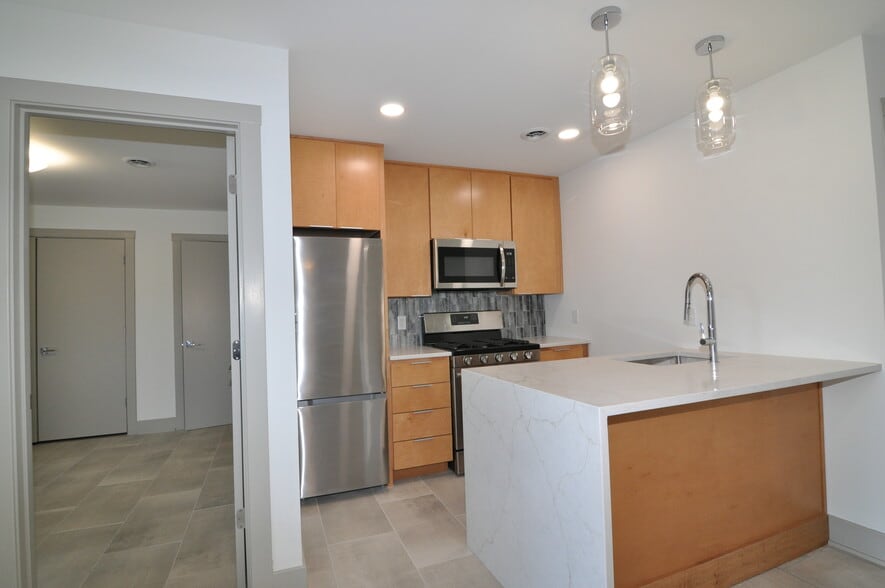 Building Photo - 918 10th Ave