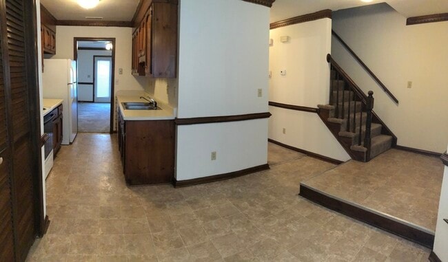 Building Photo - SPACIOUS TOWNHOME IN CENTRAL LOCATION