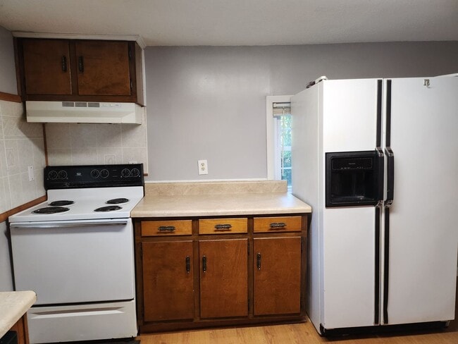 Building Photo - Location, Location, Location!! $1350 a month, available now for year-long lease