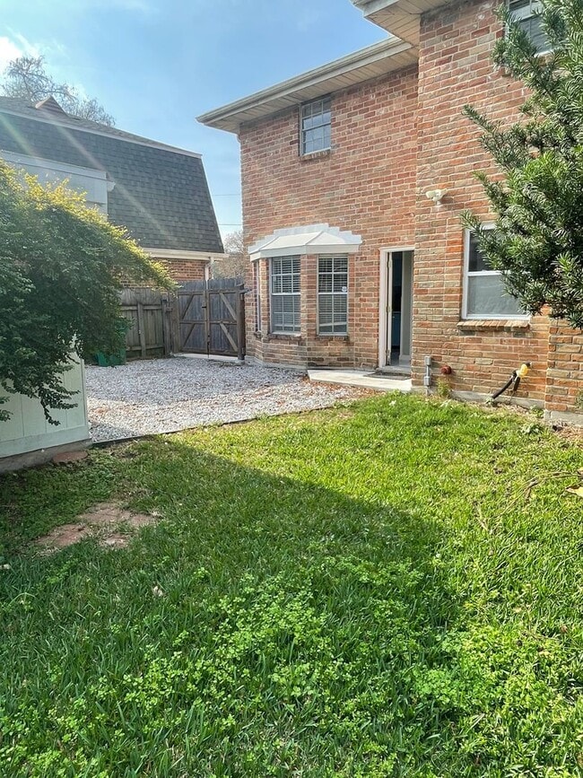 Building Photo - Spacious 4BD Home in Metairie, with Driveway and Fenced in Backyard